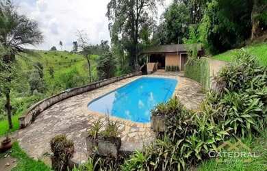 Imagem: A casa possui 4 Dormitórios, 5 Banheiros, 5 Vagas na garagem