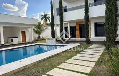 Imagem: A casa possui 5 Dormitórios, 2 Banheiros, 4 Vagas na garagem