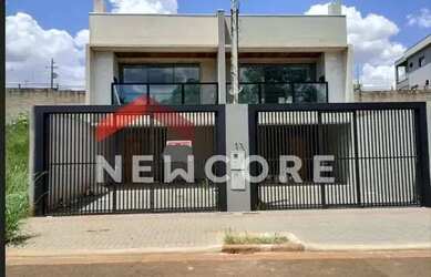 Imagem: A casa possui 2 Dormitórios, 2 Banheiros, 2 Vagas na garagem