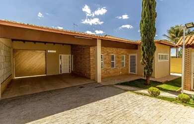 Imagem: A casa possui 3 Dormitórios, 3 Banheiros e está localizado