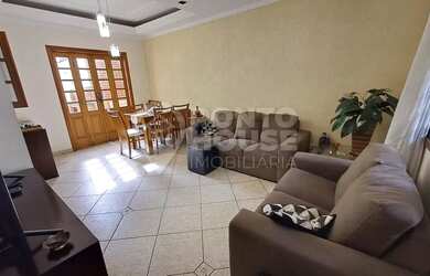 Imagem: A casa possui 3 Dormitórios, 3 Banheiros, 2 Vagas na garagem