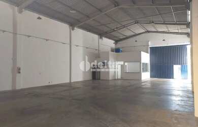 Imagem: O depósito possui 4 Vagas na garagem, 294m² de Área e está