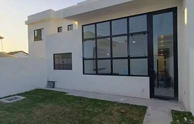 Imagem: A casa possui 3 Dormitórios, 2 Banheiros, 1 Vaga na garagem