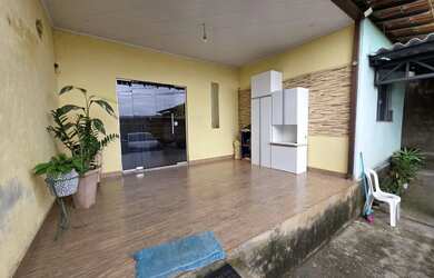 Imagem: A casa possui 3 Dormitórios, 2 Banheiros, 5 Vagas na garagem