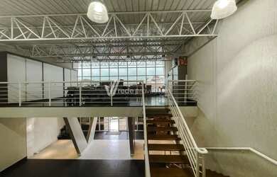 Imagem: O depósito possui 3 Vagas na garagem, 460m² de Área e está