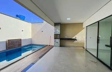 Imagem: A casa possui 3 Dormitórios, 4 Banheiros, 2 Vagas na garagem