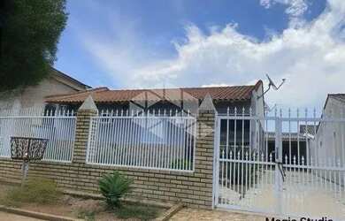 Imagem: A casa possui 2 Dormitórios, 2 Banheiros, 1 Vaga na garagem