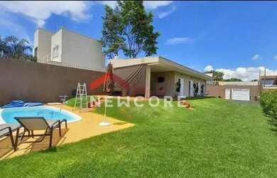 Imagem: A casa possui 4 Dormitórios, 4 Banheiros, 5 Vagas na garagem