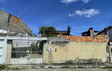 Imagem: A casa possui 4 Dormitórios, 2 Banheiros, 3 Vagas na garagem