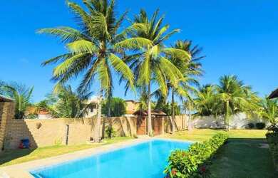 Imagem: A casa possui 5 Dormitórios, Acomodam 14 pessoas, 5 Vagas na