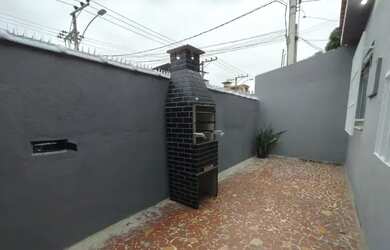 Imagem: A casa possui 3 Dormitórios, 2 Banheiros, 2 Vagas na garagem