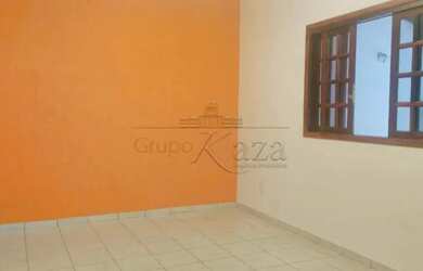 Imagem: A casa possui 2 Dormitórios, 2 Banheiros, 2 Vagas na garagem