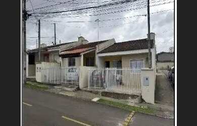 Imagem: A casa possui 2 Dormitórios, 1 Banheiro, 1 Vaga na garagem