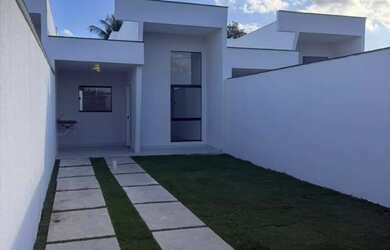 Imagem: A casa possui 3 Dormitórios, 2 Banheiros, 2 Vagas na garagem