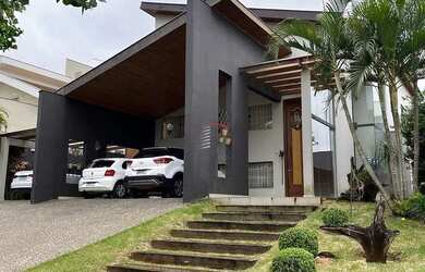 Imagem: A casa em condomínio possui 4 Dormitórios, 4 Banheiros, 4