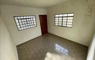 Imagem: A casa possui 2 Dormitórios, 1 Banheiro e 1 Vaga na garagem