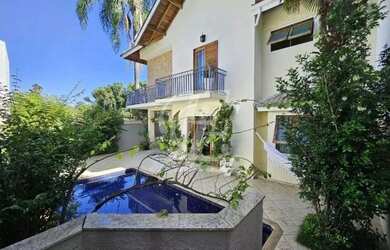 Imagem: A casa possui 4 Dormitórios, 5 Banheiros, 4 Vagas na garagem