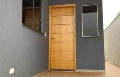 Imagem: A casa possui 3 Dormitórios, 2 Banheiros, 1 Vaga na garagem