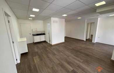 Imagem: O depósito possui 3 Vagas na garagem e 105m² de Área e está