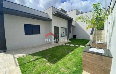 Imagem: A casa possui 3 Dormitórios, 2 Banheiros, 2 Vagas na garagem