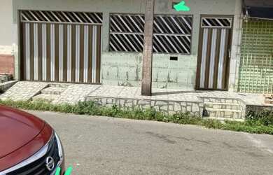 Imagem: A casa possui 3 Dormitórios, 2 Banheiros, 1 Vaga na garagem