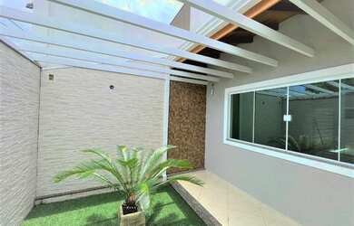 Imagem: A casa possui 4 Dormitórios, 3 Banheiros, 2 Vagas na garagem