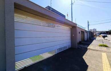 Imagem: A casa possui 3 Dormitórios, 4 Banheiros, 3 Vagas na garagem