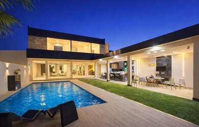 Imagem: A casa possui 5 Dormitórios, Acomodam 20 pessoas e 3 Vagas