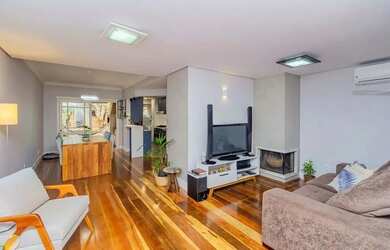 Imagem: A casa possui 3 Dormitórios, 3 Banheiros, 2 Vagas na garagem