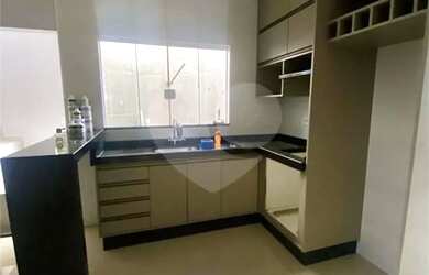 Imagem: A casa possui 2 Dormitórios, 2 Banheiros, 1 Vaga na garagem