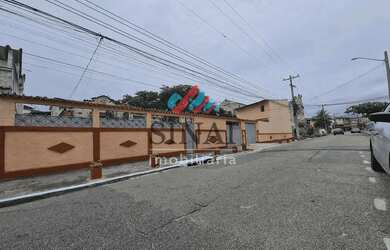 Imagem: A casa possui 4 Dormitórios, 4 Banheiros, 5 Vagas na garagem