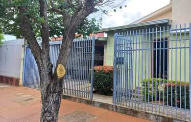 Imagem: A casa possui 2 Dormitórios, 1 Banheiro, 2 Vagas na garagem