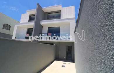 Imagem: A casa possui 2 Dormitórios, 2 Banheiros, 2 Vagas na garagem