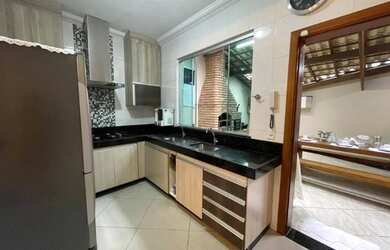 Imagem: A casa possui 3 Dormitórios, 2 Banheiros, 2 Vagas na garagem