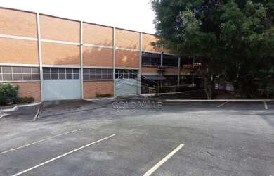 Imagem: O depósito possui 4 Vagas na garagem e 2400m² de Área e está