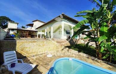 Imagem: A casa possui 3 Dormitórios, 3 Banheiros, 4 Vagas na garagem