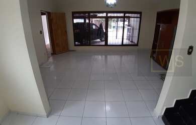 Imagem: A casa possui 3 Dormitórios, 4 Banheiros, 4 Vagas na garagem