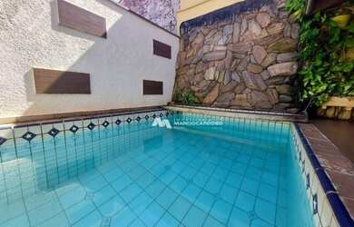 Imagem: A casa possui 3 Dormitórios, 4 Banheiros, 2 Vagas na garagem