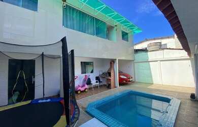 Imagem: A casa possui 4 Dormitórios, 5 Banheiros, 2 Vagas na garagem