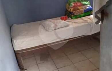 Imagem: A casa possui 2 Dormitórios, 1 Banheiro, 2 Vagas na garagem