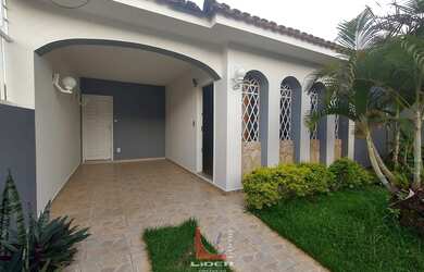 Imagem: A casa possui 3 Dormitórios, 4 Banheiros, 2 Vagas na garagem