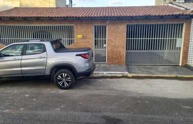 Imagem: A casa possui 3 Dormitórios, 2 Banheiros, 3 Vagas na garagem