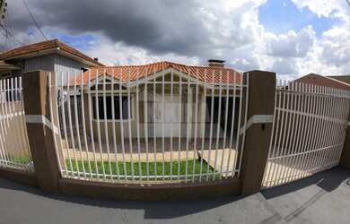 Imagem: A casa possui 3 Dormitórios, 1 Banheiro, 2 Vagas na garagem