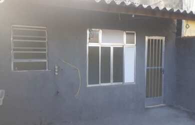 Imagem: A casa possui 1 Dormitório, 1 Banheiro, 1 Vaga na garagem e