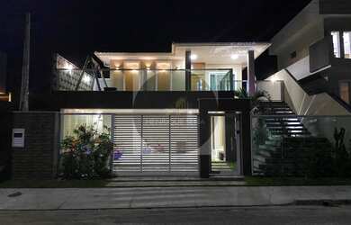 Imagem: A casa possui 4 Dormitórios, 5 Banheiros, 3 Vagas na garagem