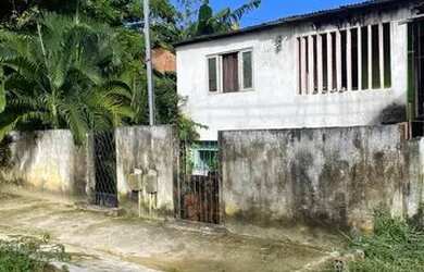 Imagem: A casa possui 4 Dormitórios, 3 Banheiros e 1 Vaga na garagem