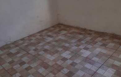 Imagem: A casa possui 1 Dormitório, 1 Banheiro, 1 Vaga na garagem e