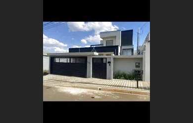 Imagem: A casa possui 3 Dormitórios, 3 Banheiros, 4 Vagas na garagem