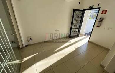 Imagem: O depósito possui 3 Vagas na garagem, 132m² de Área e está