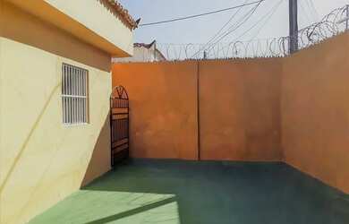 Imagem: A casa possui 3 Dormitórios, 2 Banheiros, 1 Vaga na garagem